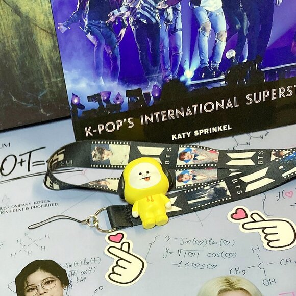 K-POP MUSIC LOT - BTS * TWICE - POSTER , BOOKS , STICKERS, TOYS - KPOP MIXED LOT - Picture 4 of 7